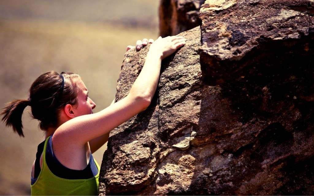 外岩で登る女性